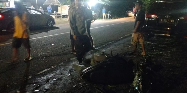 Anggota Polsek Poto Tano Lakukan Beberapa Tindakan Terhadap Laka Lantas Di Desa Senayan