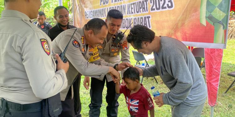 Perwakilan keluarga anak hilang di pantai duduk apresiasi pelayanan Polri.