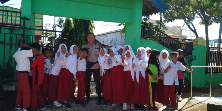 Sambangi Sekolah, Bhabinkamtibmas Polsek Lape Sampaikan Himbauan Kamtibmas