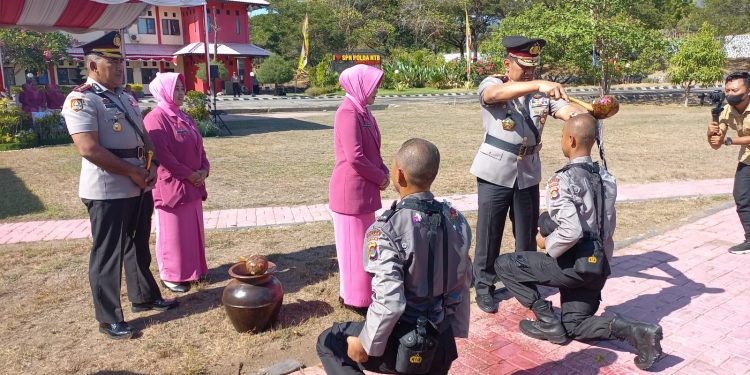 Kapolda NTB Resmi Buka Diktuk Bintara Polri Gelombang II Tahun 2023 Tatget-Jurnalis-Lotim,(NTB) – Kapolda NTB Irjen Pol. Djoko Poerwanto, Selasa (25/7/2023), secara resmi membuka Pendidikan Pembentukan (Diktuk) Bintara Polri Gelombang II Tahun Anggaran 2023, di Sekolah Polisi Negara (SPN) Polda NTB, Belanting, Lombok Timur. Sebanyak 254 siswa (calon polisi) baru yang telah melewati seleksi ketat, akan mengikuti pendidikan Bintara Polri di SPN Polda NTB yang bertujuan mencetak polisi yang berintegritas, profesional dan proporsional. Dalam sambutannya, Kapolda NTB menyampaikan amanat penting terkait hubungan sebab akibat antara peserta didik dan pendidik, termasuk hubungan dengan instruktur yang bertanggungjawab di bawah komando pengendalian Kepala SPN (KSPN). “Saya menuntut mereka harus menjadi pelindung, pelayan dan pengayom masyarakat dalam rangka menjaga harkat dan martabat bangsa,” kata Kapolda NTB. Dikatakan, kegiatan Diktuk Bintara gelombang II itu lebih difokuskan pada latihan-latihan praktek, sehingga para peserta didik dapat memahami situasi di lapangan secara mendalam. Kapolda NTB juga mengingatkan para peserta didik, untuk menjaga kesehatan selama pendidikan berlangsung, mengingat latihan tersebut membutuhkan fisik dan mental yang kuat. Sementara sambutan Kepala Lembaga Pendidikan dan Pelatihan (Lemdiklat) Polri yang dibacakan Kapolda NTB, juga memberikan ucapan selamat kepada para peserta didik, yang telah dinyatakan lulus seleksi dan menjadi bagian dari program Diktuk Bintara dan Tamtama Polri gelombang II tahun 2023. “Marilah kita senantiasa memanjatkan puji syukur kepada Allah Subhanahu wa Ta’ala, karena atas limpahan rahmat dan karunianya pada hari ini, kita masih diberikan kesehatan, kekuatan dan kesempatan untuk hadir di tempat ini,” ujar Kapolda. Disebutkan, dalam lima bulan ke depan para peserta didik akan menimba ilmu dan keterampilan di Lemdiklat Polri (SPN), untuk menjadi Insan Tribrata yang profesional, bermoral dan berintegritas tinggi. Karena itu didorong kepada para peserta didik, untuk memanfaatkan kesempatan selama di Lemdiklat sebaik-baiknya dan terus berusaha dengan sungguh-sungguh. “Upacara pembukaan ini menjadi tonggak awal bagi perjalanan panjang para peserta didik, dalam meniti karir mereka sebagai anggota Polri yang berdedikasi, untuk melayani dan melindungi masyarakat,” tuturnya. “Semoga para peserta didik, dapat menjadi teladan dan mengemban tugas dengan baik, demi keamanan dan ketertiban di Nusa Tenggara Barat dan seluruh Indonesia,” lanjutnya. Dalam kesempatan tersebut, selain penyematan tanda siswa secara simbolis, Kapolda NTB dan istri didampingi Kepala SPN dan istri, juga melakukan penyiraman air bunga kepada dua perwakilan siswa, menandai dimulainya kegiatan Diktuk Bintara dan Tamtama. Turut hadir mendampingi Kapolda NTB, Irwasda dan Kabid Humas beserta beberapa Pejabat Utama (PJU) Polda NTB. JB/TJ